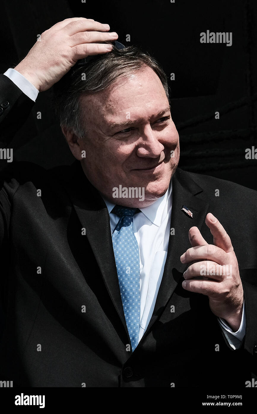 Jérusalem, Israël. 21 mars, 2019. Secrétaire d'État des États-Unis d'Amérique, MICHAEL MIKE POMPEO, visites de l'Holocauste Yad Vashem monde découvrir le 'Centre de la mémoire clignote - Photographie pendant l'Holocauste' exposition, participer à une cérémonie commémorative dans la salle du Souvenir et la signature du livre d'or. Pompeo en Israël vient en amont d'une rencontre entre Trump et Netanyahu prévue pour le 25 mars, 2019, à Washington, peut-être la signalisation de crédit aux États-Unis : Alon Nir/Alamy Live News Banque D'Images