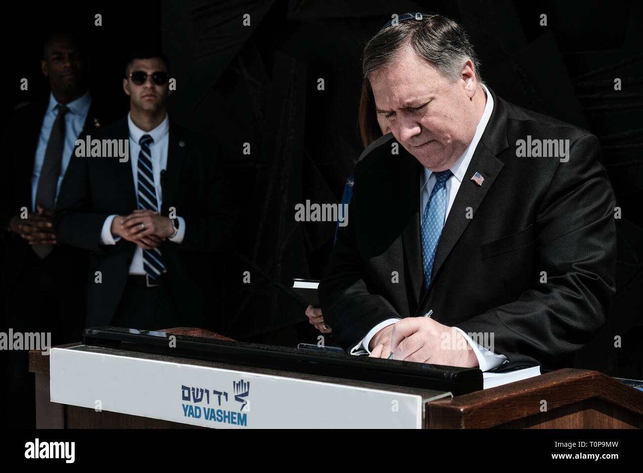 Jérusalem, Israël. 21 mars, 2019. Secrétaire d'État des États-Unis d'Amérique, MICHAEL MIKE POMPEO (R), des visites de l'Holocauste Yad Vashem monde découvrir le 'Centre de la mémoire clignote - Photographie pendant l'Holocauste' exposition, participer à une cérémonie commémorative dans la salle du Souvenir et la signature du livre d'or. Pompeo en Israël vient en amont d'une rencontre entre Trump et Netanyahu prévue pour le 25 mars, 2019, à Washington, peut-être la signalisation de crédit aux États-Unis : Alon Nir/Alamy Live News Banque D'Images