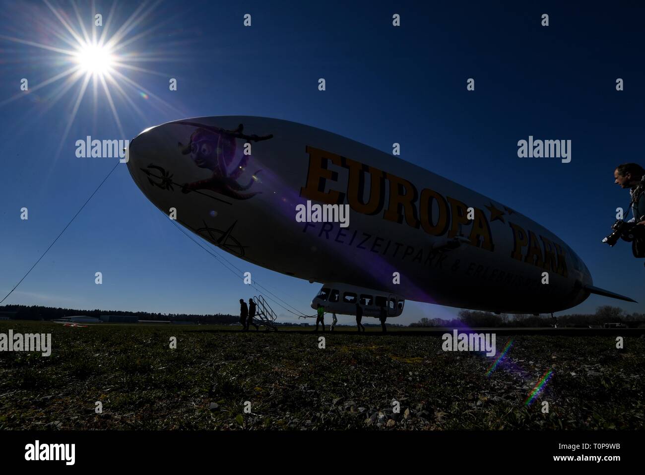 Friedrichshafen, Allemagne. Mar 21, 2019. Le Zeppelin NT (nouvelle technologie) est maintenu sur le terrain à côté de l'hangar Zeppelin pour le début de la saison, alors que certains vous descendez. Crédit : Felix Kästle/dpa/Alamy Live News Banque D'Images