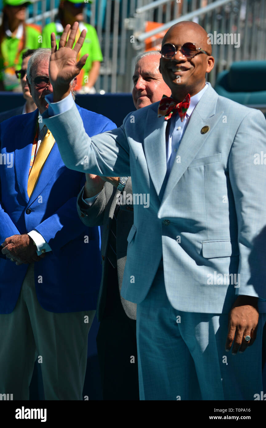 Miami Gardens, Florida, USA. Mar 20, 2019. Carlos A. Gimenez, Maire de Miami-Dade et maire de Miami Gardens Oliver G. Gilbert au cours de la cérémonie d'inauguration avant le premier match de l'Open de Miami Jour3 au Hard Rock Stadium le 20 mars 2019 à Miami Gardens, en Floride. Credit : Mpi10/media/Alamy Punch Live News Banque D'Images