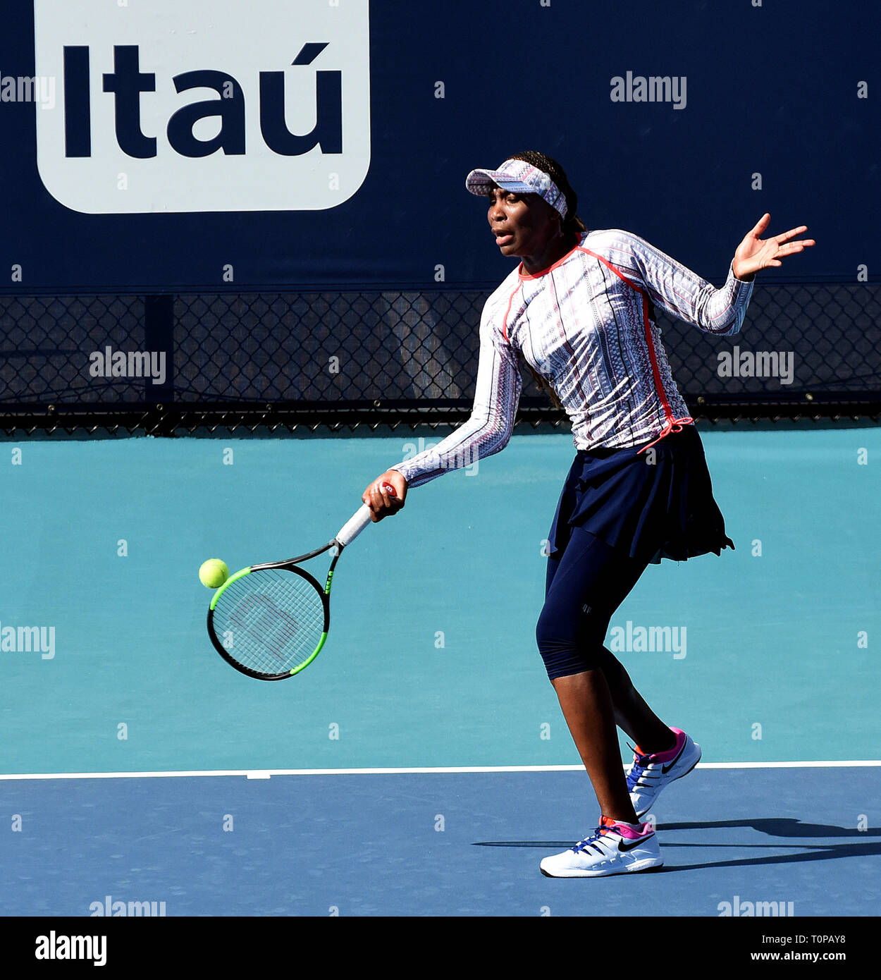 Miami Gardens, Florida, USA. 20 Mar 2019. Venus Williams sur la pratique d'un tribunal sur le Hard Rock stade avant son premier match de l'Open de Miami le 20 mars 2019 à Miami Gardens, en Floride. (Paul Hennessy/Alamy) Crédit : Paul Hennessy/Alamy Live News Banque D'Images