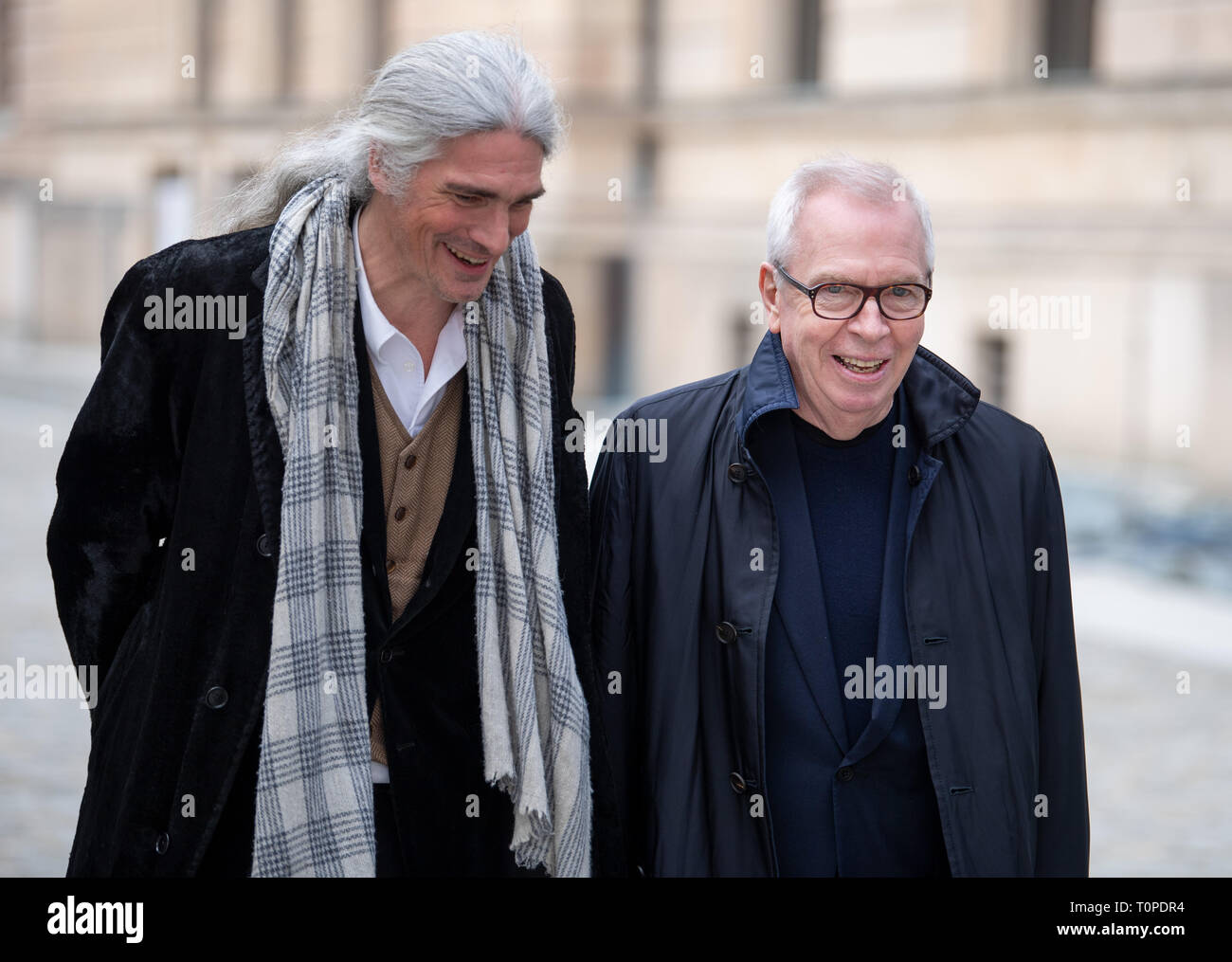 21 mars 2019, Berlin : l'architecte britannique David Chipperfield (r) et son collègue architecte, Alexander Schwarz, effectuera une visite à la galerie James Simon, conçu par Chipperfield, dans la cour de l'immeuble. À partir de l'été prochain, la galerie sera l'entrée de l'île aux musées de Berlin. Photo : Monika Skolimowska/dpa-Zentralbild/dpa Banque D'Images