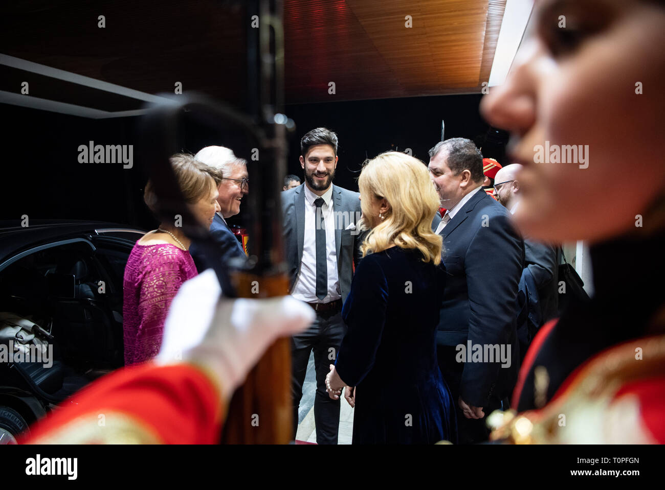 Zagreb, Croatie. Mar 21, 2019. Président fédéral Frank-Walter Steinmeier (2e de gauche) et son épouse Elke Büdenbender (gauche), 2e à partir de Kolinda Grabar-Kitarovic (droite), Président de la République de Croatie, et leur mari Jakov Kitarovic (à droite), après un dîner au siège officiel du président, parlez à Tim Suton (M), joueur de football dans l'équipe nationale allemande, lors de la cérémonie d'adieu. Président M. Steinmeier et son épouse sont sur une visite de deux jours en Croatie. Crédit : Bernd von Jutrczenka/dpa/Alamy Live News Banque D'Images