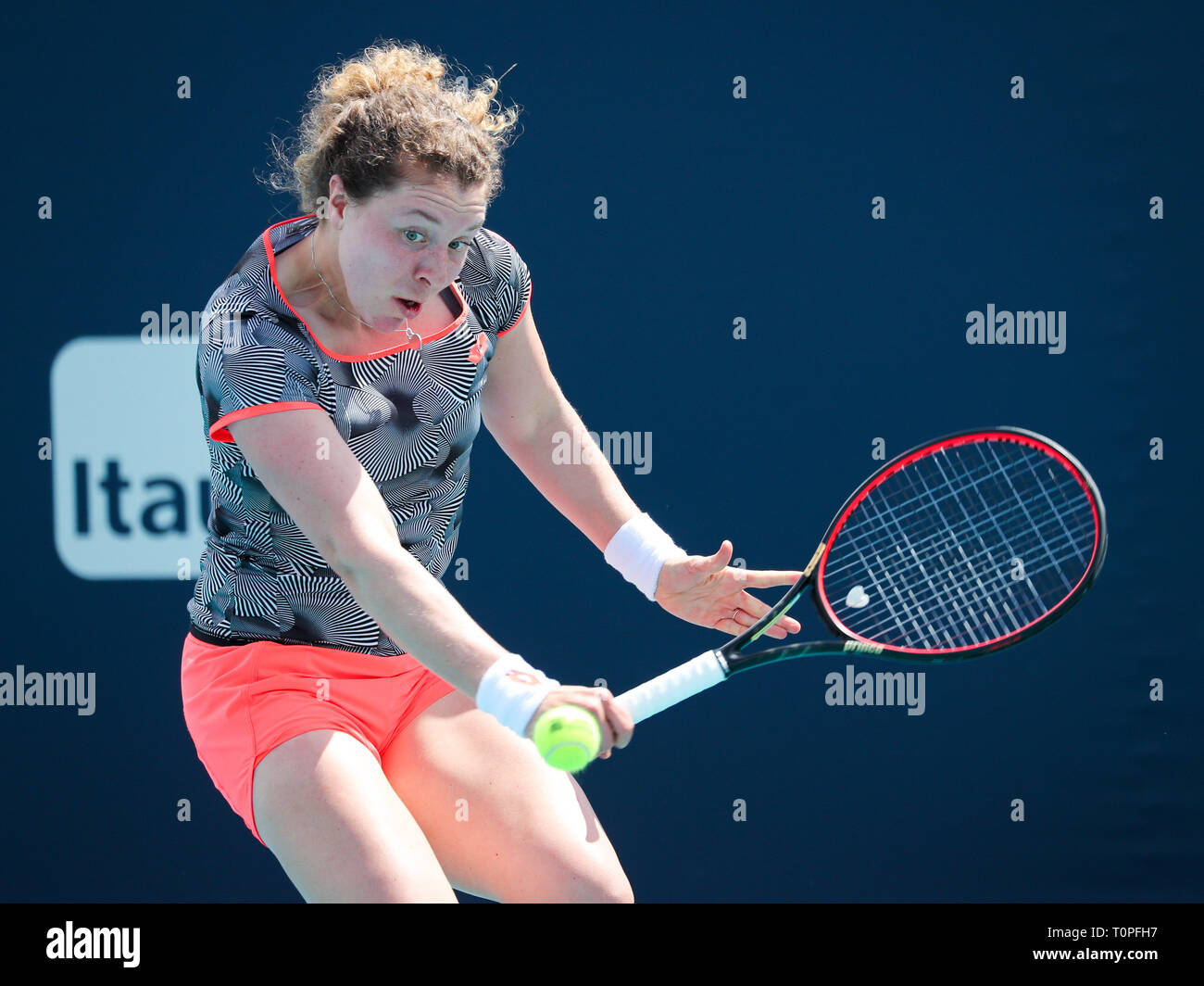 Miami Gardens, Florida, USA. Mar 21, 2019. Anna-Lena Friedsam, d'Allemagne, renvoie un shot pour Ajla Tomljanovic, de l'Australie, au cours de l'Open de Miami 2019 présenté par le tournoi de tennis professionnel Itau, joué au Hardrock Stadium de Miami Gardens, Florida, USA. Mario Houben/CSM/Alamy Live News Banque D'Images