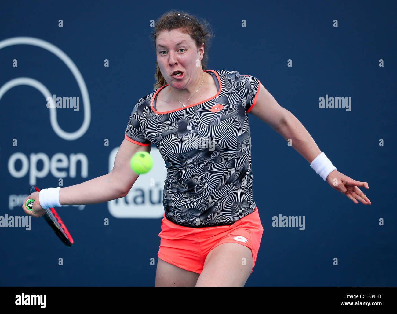 Miami Gardens, Florida, USA. Mar 21, 2019. Anna-Lena Friedsam, de l'Allemagne, joue un coup droit d'Ajla Tomljanovic, de l'Australie, au cours de l'Open de Miami 2019 présenté par le tournoi de tennis professionnel Itau, joué au Hardrock Stadium de Miami Gardens, Florida, USA. Mario Houben/CSM/Alamy Live News Banque D'Images