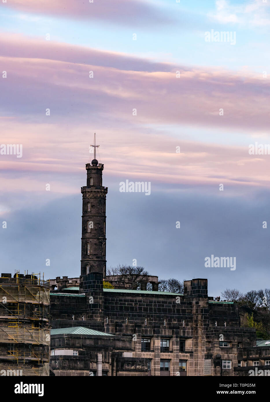 Edinburgh, Ecosse, Royaume-Uni, 21 mars 2019. Météo France : la formation de nuages rose coloré sur monument Nelson sur Calton Hill à St Andrew's House siège du gouvernement écossais Banque D'Images