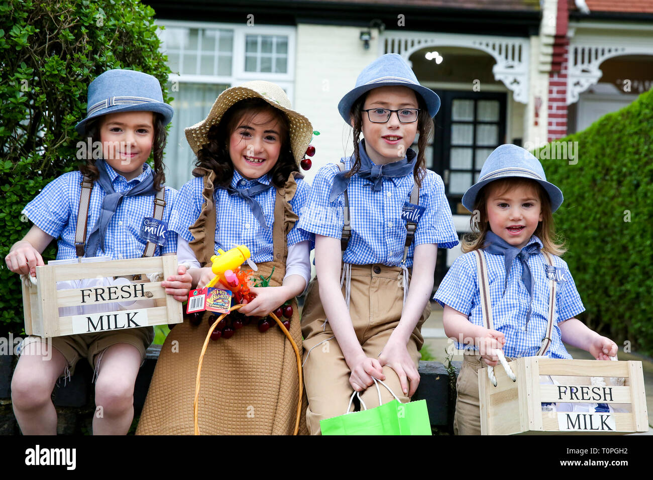 London, UK, UK. Mar 21, 2019. Les enfants juifs orthodoxes sont vus portant des robes de fantaisie pendant la fête de Pourim dans les rues de Stamford Hill au nord de Londres.Pourim est l'une des plus divertissantes fêtes juives. Elle commémore le moment où le peuple juif vivant en Perse a été sauvé de massacre par Haman. Il est de coutume de tenir la fête de carnaval sur Pourim, et que des groupes d'hommes go round rendra visite à des hommes riches, de la collecte de leur organisme de bienfaisance. Credit : Dinendra Haria SOPA/Images/ZUMA/Alamy Fil Live News Banque D'Images