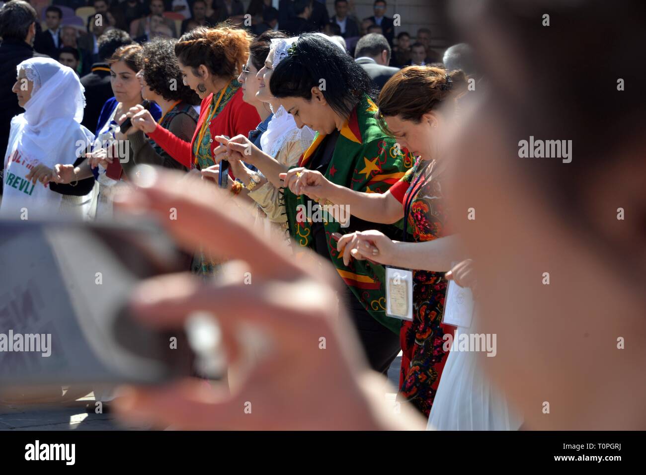 (190321) -- Diyarbakir (Turquie), le 21 mars 2019 (Xinhua) -- Les femmes chantent et dansent pendant les célébrations de Newroz pour la nouvelle année à Diyarbakir, Turquie, le 21 mars 2019. Newroz est un festival de la Perse antique, qui est aussi célébrée par les Kurdes, marquant le premier jour du printemps. (Xinhua) Banque D'Images