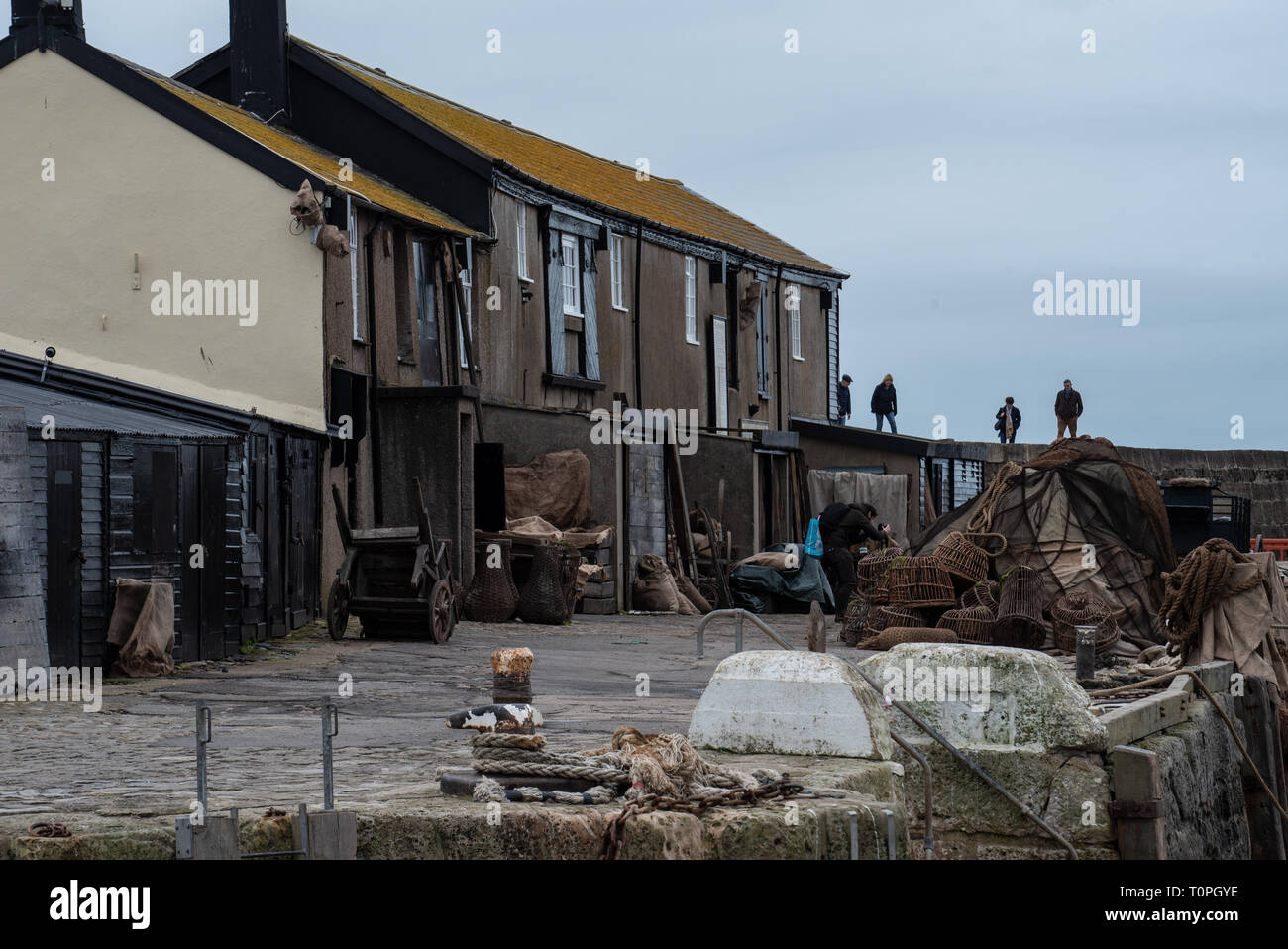 Lyme Regis, dans le Dorset, UK. 21 mars 2019. Navire à voile traditionnelle 1907 'Irene' amarré à Lyme Regis port comme le 100 pied ketch et le Cobb historique bâtiments sont transformés en un décor de cinéma en état de disponibilité pour continué le tournage de Ammonite avec Kate Winslet et Saoirse Ronan. Réalisé par Francis Lee, la fiction dramatique dépeint célèbre chasseur de fossiles que Mary Anning femme gay suscitant des débats entre les historiens et sur les médias sociaux. Le film est prévu d'apporter un coup de pouce pour le tourisme et l'économie locale. Credit : Celia McMahon/Alamy Live News Banque D'Images