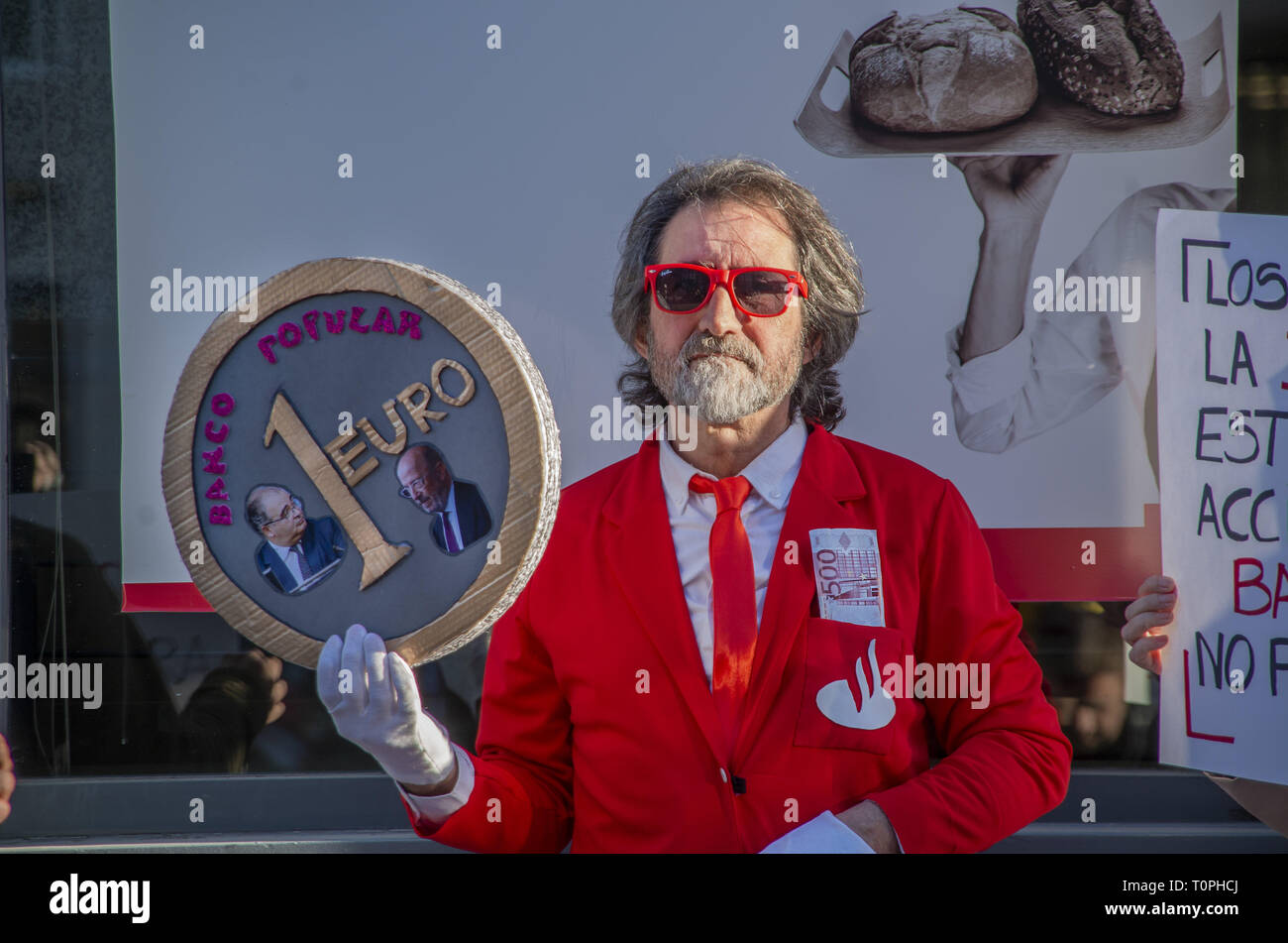 21 mars 2019 - Madrid, Madrid, Espagne - un homme déguisé en travailleur de la banque vu la tenue d'une grande pièce en euros qui dit Banco Popular pendant la manifestation..arnaquer les actionnaires ont protesté devant la banque Banco Popular partie de groupe Santander à Madrid. Quelque 300 000 actionnaires ont été laissés avec pas d'argent dans leurs comptes. (Crédit Image : © Lora Grigorova/SOPA des images à l'aide de Zuma sur le fil) Banque D'Images