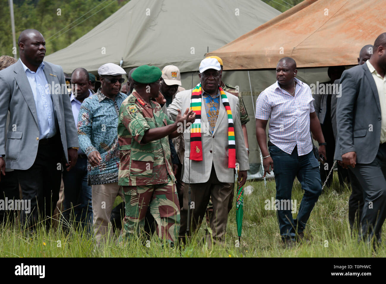 Chimanimani, Zimbabwe. Mar 21, 2019. Le Président du Zimbabwe, Emmerson Mnangagwa (C) visite la les zones sinistrées dans la province de Manicaland, Chimanimani, Zimbabwe, le 20 mars 2019. Le bilan des victimes du cyclone Idai au Zimbabwe est passé à 139 avec 189 manquent encore, le gouvernement a dit jeudi. Credit : Shaun Jusa/Xinhua/Alamy Live News Banque D'Images