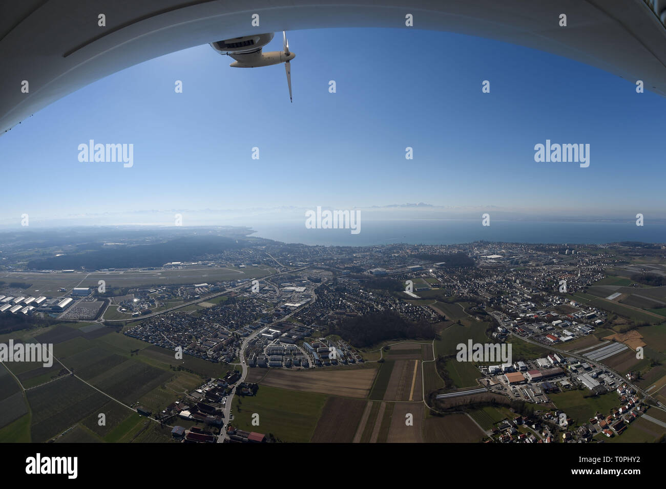 Friedrichshafen, Allemagne. Mar 21, 2019. Friedrichshafen peut être vu d'une fenêtre de l'Zeppelin NT (nouvelle technologie). Le premier vol de passagers du Zeppelin saison 2019 a eu lieu aujourd'hui à Lac de Constance dans le beau temps. Crédit : Felix Hörhager/dpa/Alamy Live News Banque D'Images