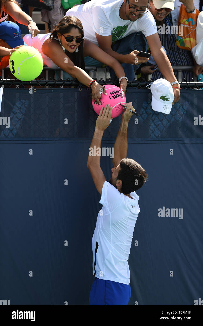 Jardins de Miami en Floride, USA. Mar 21, 2019. Novak Djokovic est vu pratiquer au cours de l'Open de Miami qui a eu lieu au Hard Rock Stadium le 21 mars 2019 à Miami Gardens, en Floride. Credit : Mpi04/media/Alamy Punch Live News Banque D'Images