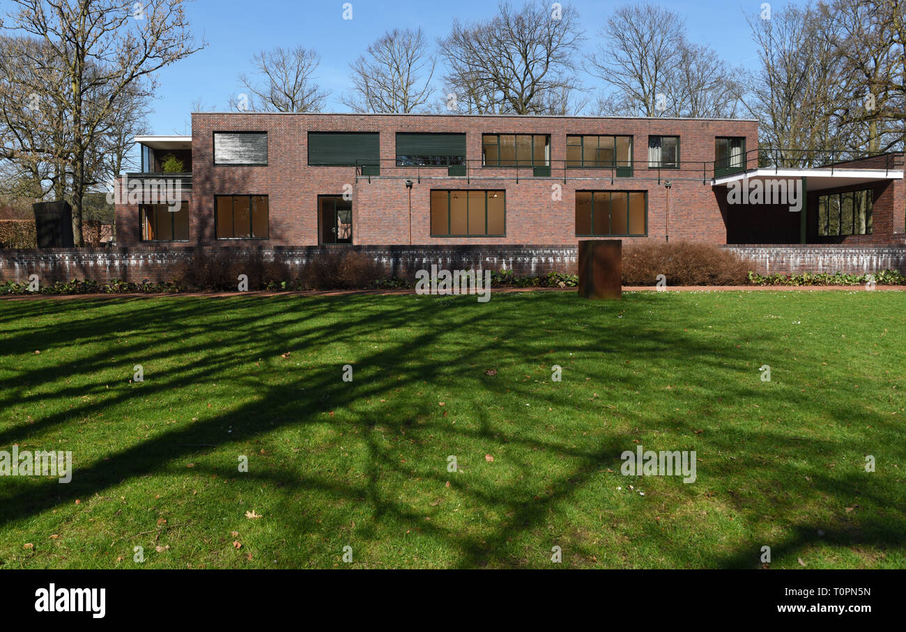 Krefeld, Allemagne. Mar 21, 2019. 'Haus Esters', un bâtiment résidentiel construit entre 1928 et 1930 par l'architecte germano-américain Ludwig Mies van der Rohe pour un industriel du textile dans le style Bauhaus, est un musée d'art contemporain depuis 1981. Pour cette année le 100e anniversaire de l'Desigenschule der Moderne 'Bauhaus' la maison a été rénovée. Credit : Horst Ossinger/dpa/Alamy Live News Banque D'Images