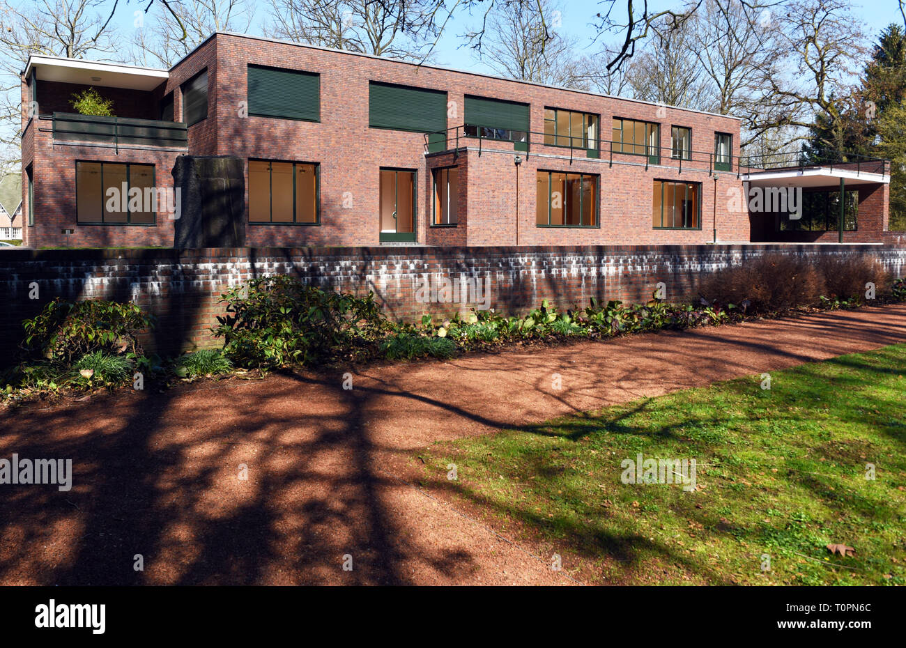 Krefeld, Allemagne. Mar 21, 2019. 'Haus Esters', un bâtiment résidentiel construit entre 1928 et 1930 par l'architecte germano-américain Ludwig Mies van der Rohe pour un industriel du textile dans le style Bauhaus, est un musée d'art contemporain depuis 1981. Pour cette année le 100e anniversaire de l'Desigenschule der Moderne 'Bauhaus' la maison a été rénovée. Credit : Horst Ossinger/dpa/Alamy Live News Banque D'Images