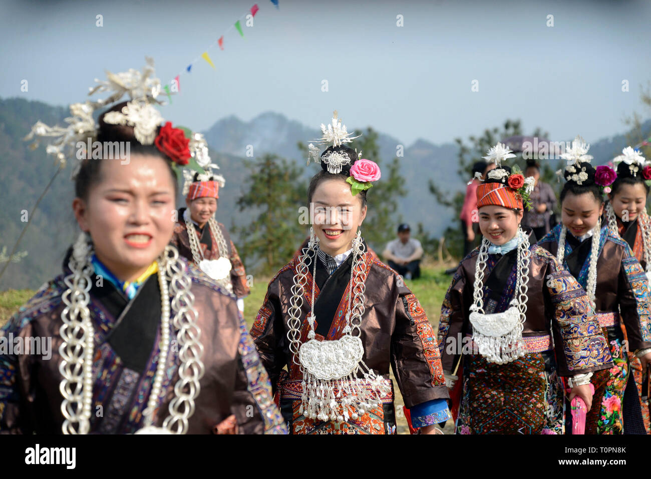 Taijiang, province du Guizhou en Chine. Mar 21, 2019. Les femmes de l'ethnie Miao Miao participer à la Sœurs Festival au Village de Xiaohe Shidong Township dans Taijiang County, au sud-ouest de la province du Guizhou, en Chine, le 21 mars 2019. Credit : Lin Shizhen/Xinhua/Alamy Live News Banque D'Images