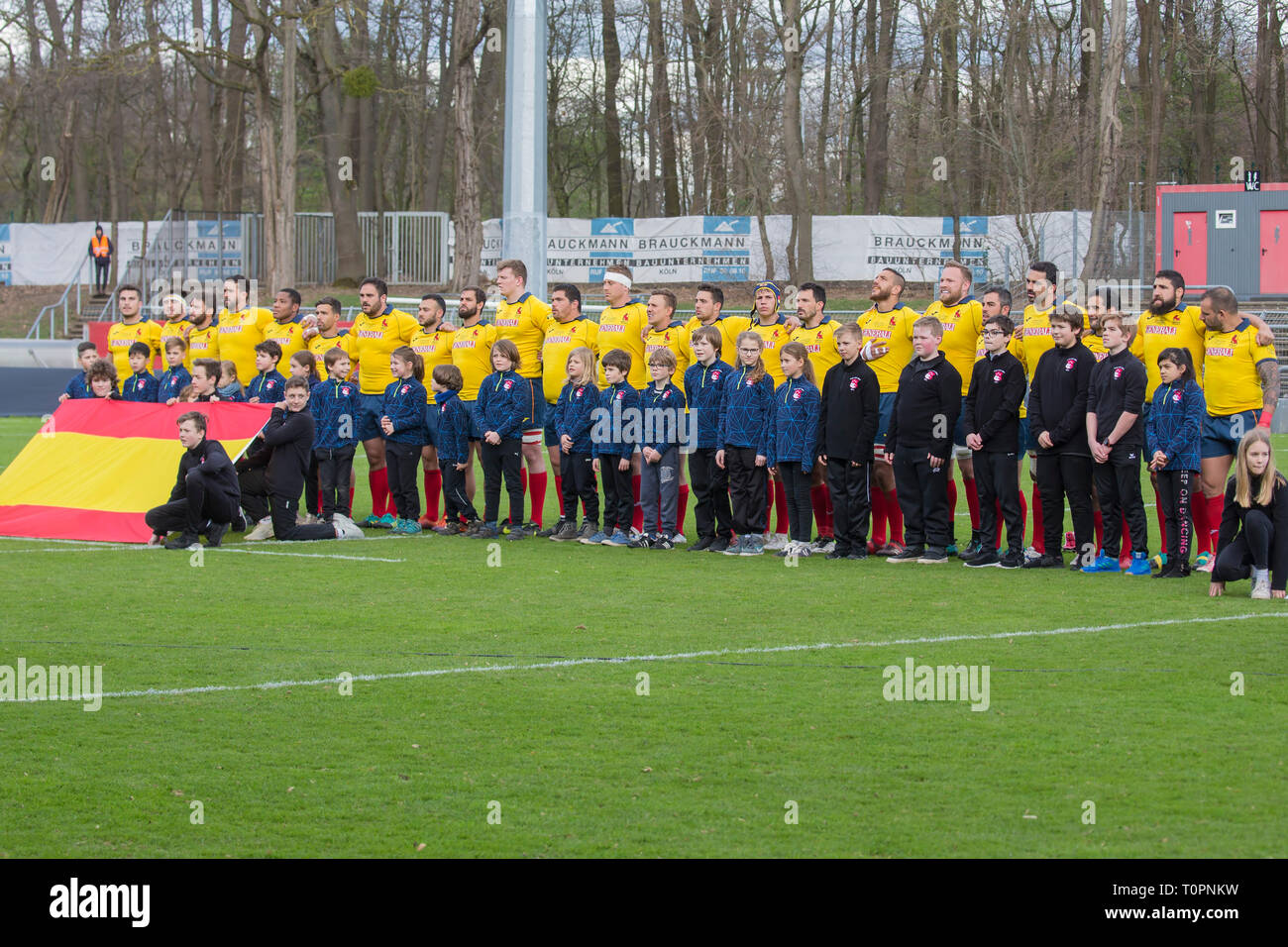 17 mars 2019, en Rhénanie du Nord-Westphalie, Köln : l'équipe espagnole lors de l'hymne national. Cinquième match du championnat d'Europe de rugby : 2019 Germany-Spain sur 17.03.2019 à Cologne. Photo : Jürgen Kessler/dpa Banque D'Images