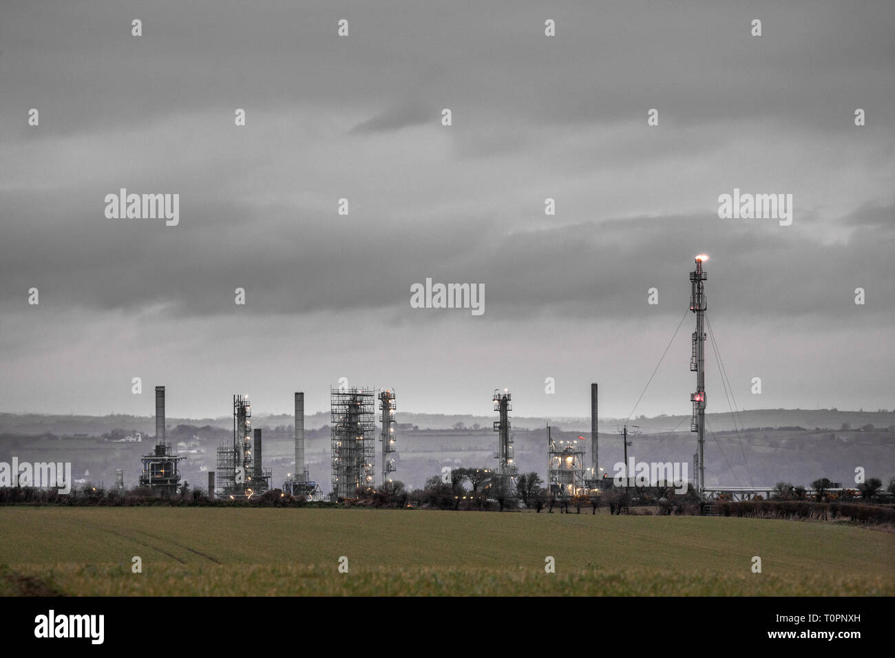 Whitegate, Cork, Irlande. 22 mars, 2019. Un matin gris sur la monochromatique Raffinerie tours de distillation à Cork Harbour à Whitegate Co., Cork, Irlande. Crédit : David Creedon/Alamy Live News Banque D'Images