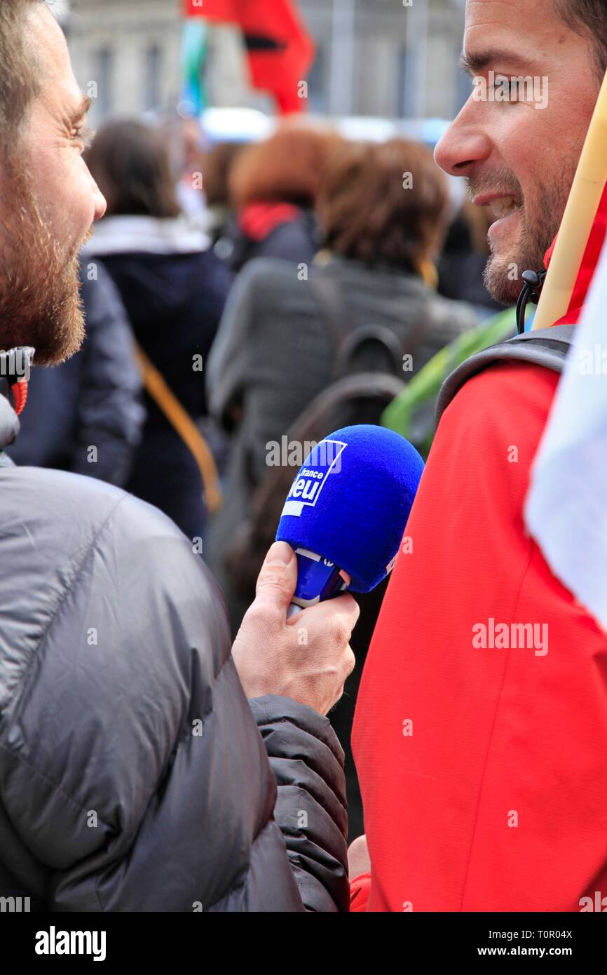 Illustration des médias lors d'une manifestation syndicale, y compris Radio France Bleu Isère dans une interview à un manifestant, et un caméraman. Banque D'Images