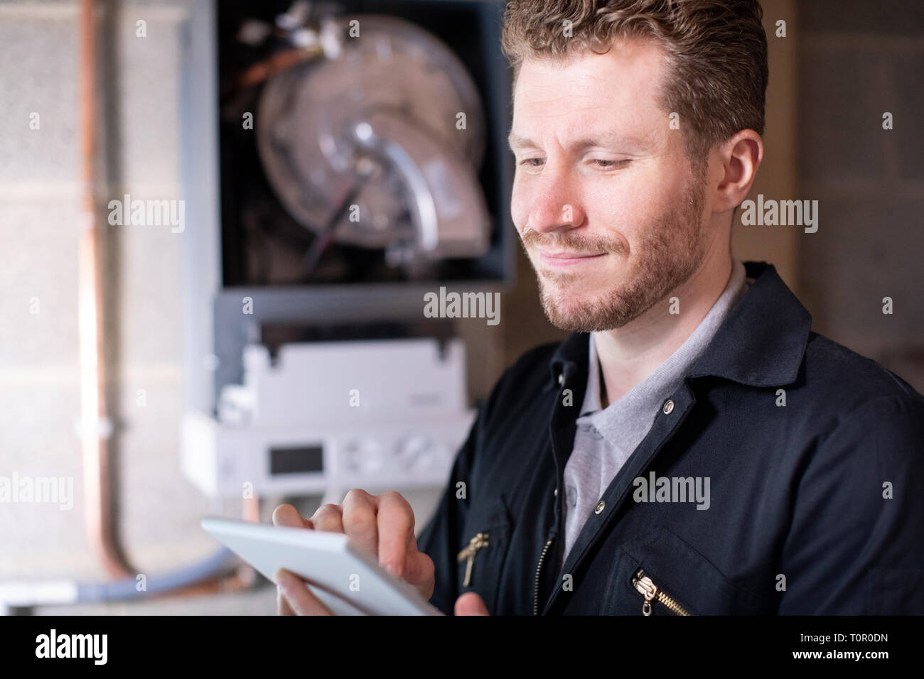 Chauffage Entretien mâle Ingénieur de chaudière pour le chauffage central Using Digital Tablet Banque D'Images