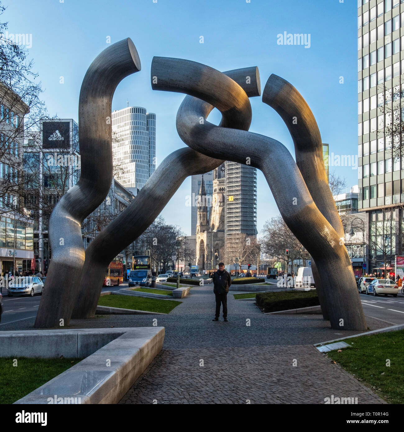 La sculpture « Berlin » des sculpteurs Brigitte Matschinsky-Denninghoff et Martin Matschinsky représente la division de la ville, Tauentzienstraße, Berlin, Allemagne Banque D'Images