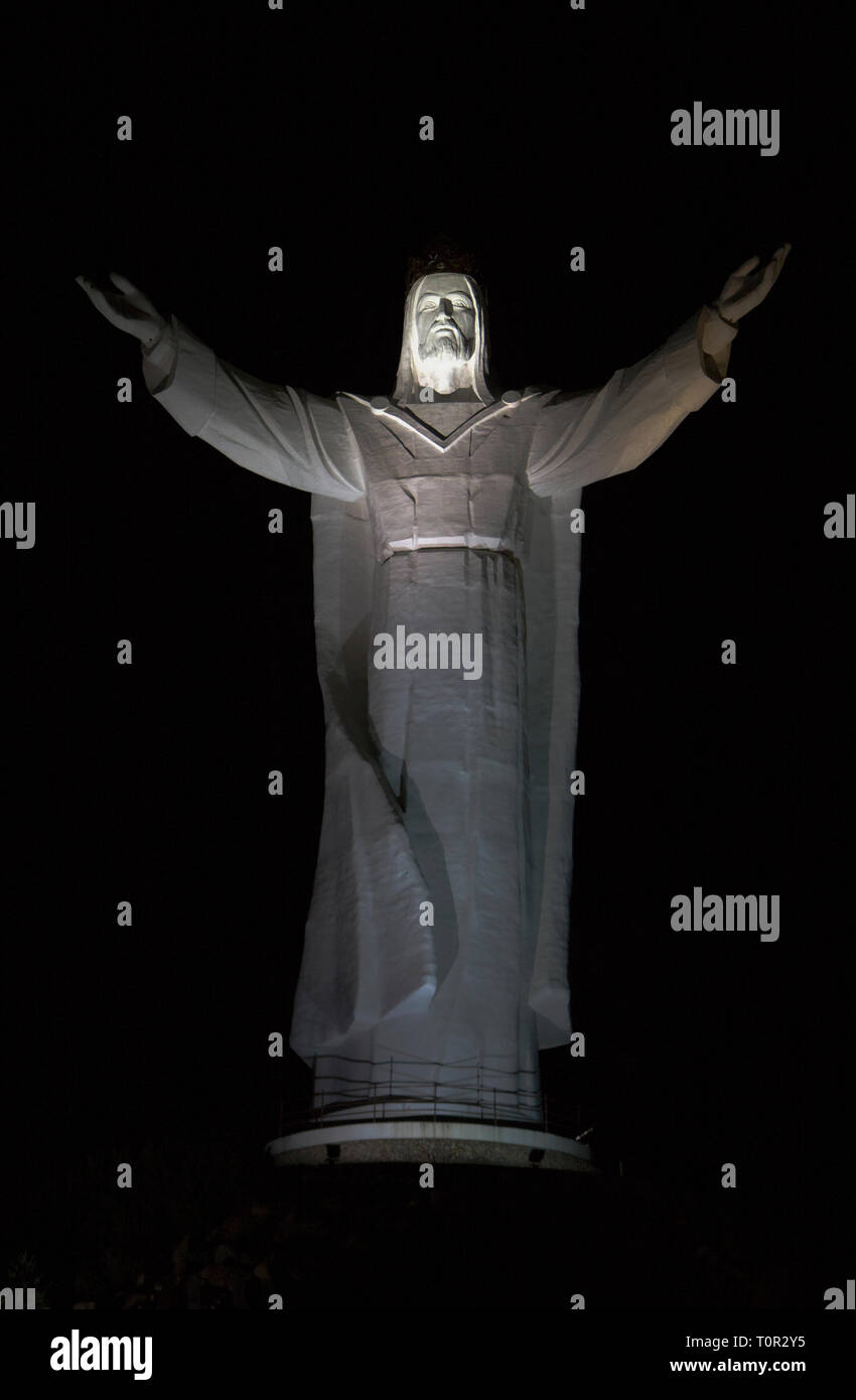 Un grand, allégé, statue de Jésus Christ le Roi, Krakow, Pologne. Banque D'Images