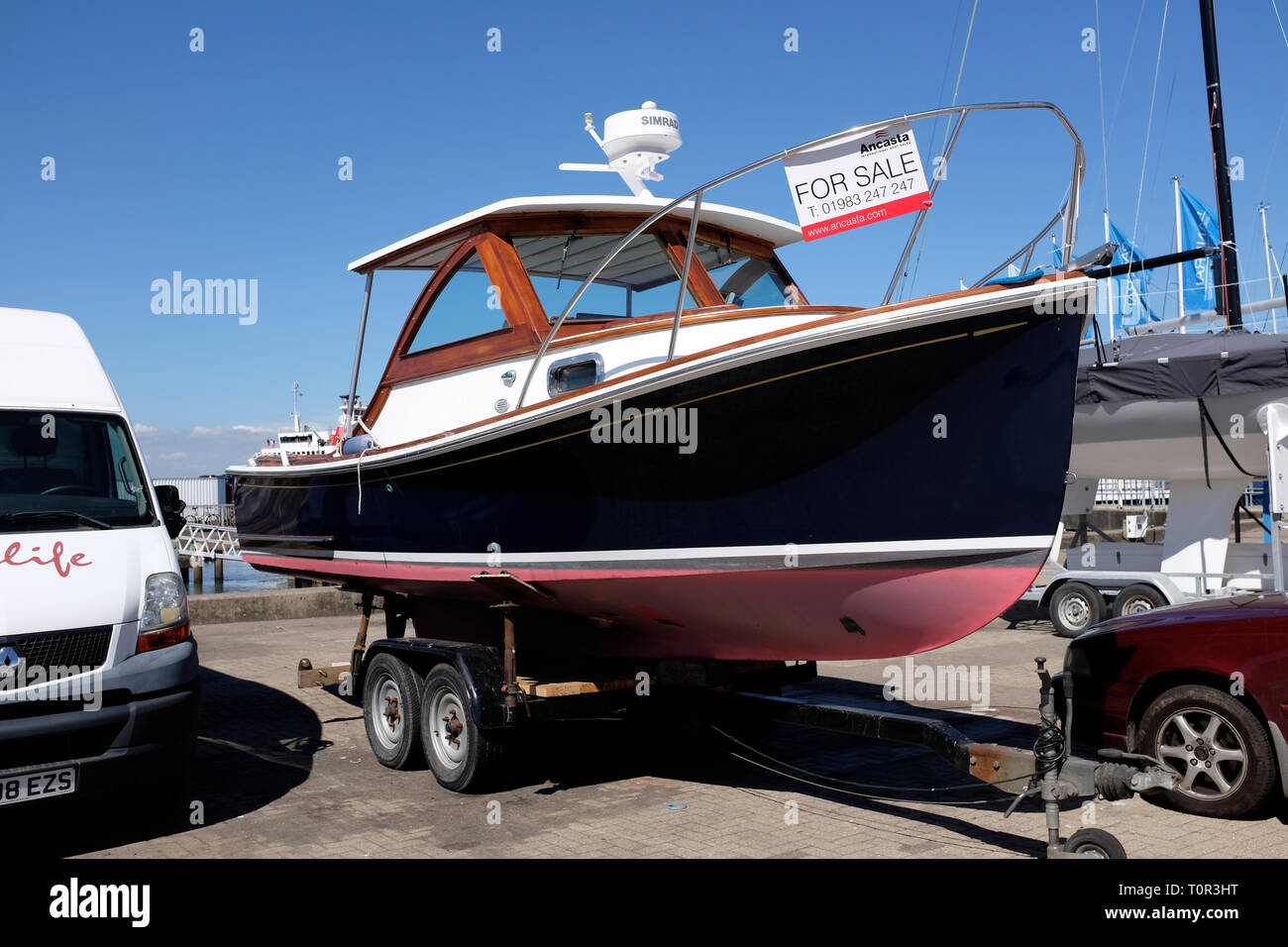 Bateau de Moteur,et,vente,en,marina,courtier,sur,sur,remorque,tablier,Yacht Haven, Cowes, île de Wight, Angleterre,UK, Banque D'Images