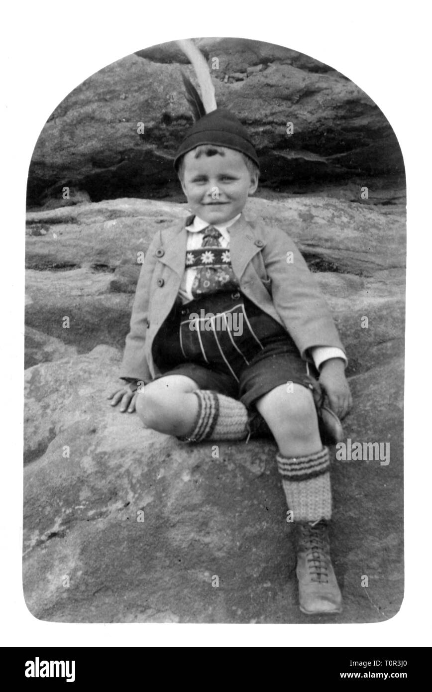 Les gens, les enfants, dans la région de garçon costume traditionnel bavarois, photo carte postale, l'été 1908, Additional-Rights Clearance-Info-Not-Available- Banque D'Images