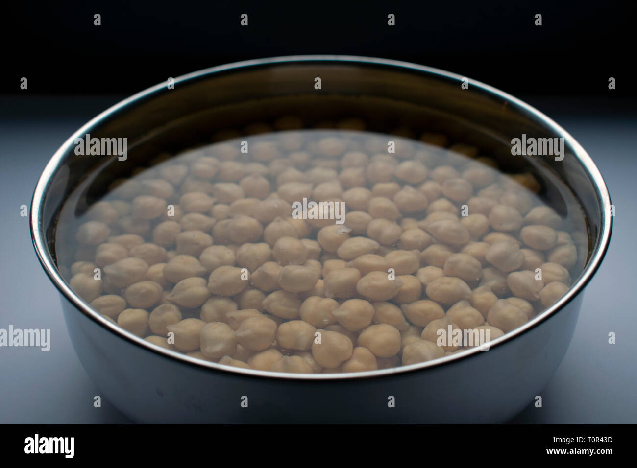 Les pois chiches trempés dans l'eau Banque D'Images
