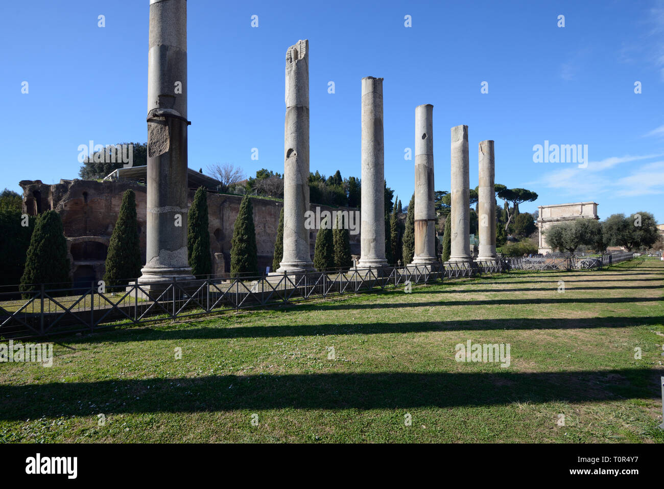 Les Colonnades ou colonnes bordant la Via Sacra, la voie romaine qui relie le Capitole de Hil, le Forum Romain et le Colisée Rome Antique Italie Banque D'Images