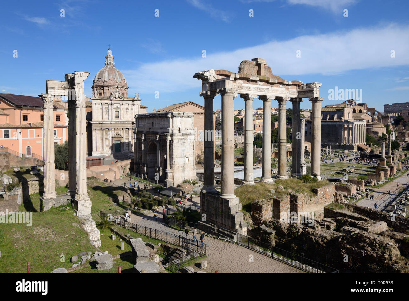 Temple de Saturne 497BC et vue sur le Forum Romain Rome Italie Banque D'Images