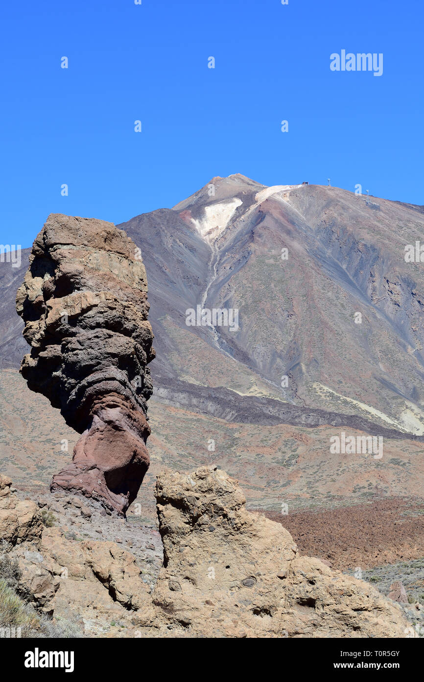 Avis de Roque Cinchado avec le Mont Teide en arrière-plan Banque D'Images