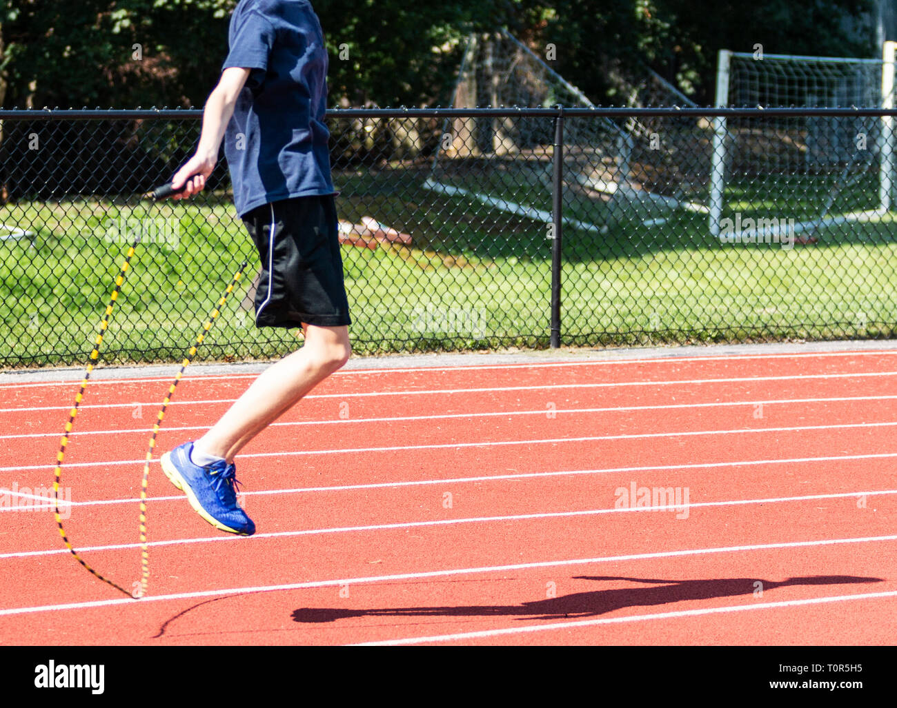 Une école runner est une formation polyvalente en sautant à la corde sur une piste à la fin de l'été. Banque D'Images