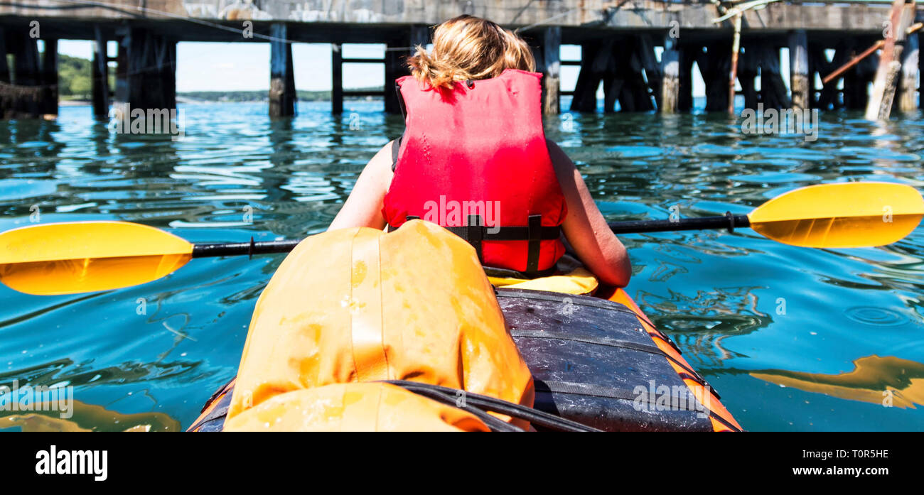 Photo de passager d'un deux personne du kayak rameur avant de derrière et à l'endroit où le bateau va à Bar Harbor Maine. Banque D'Images