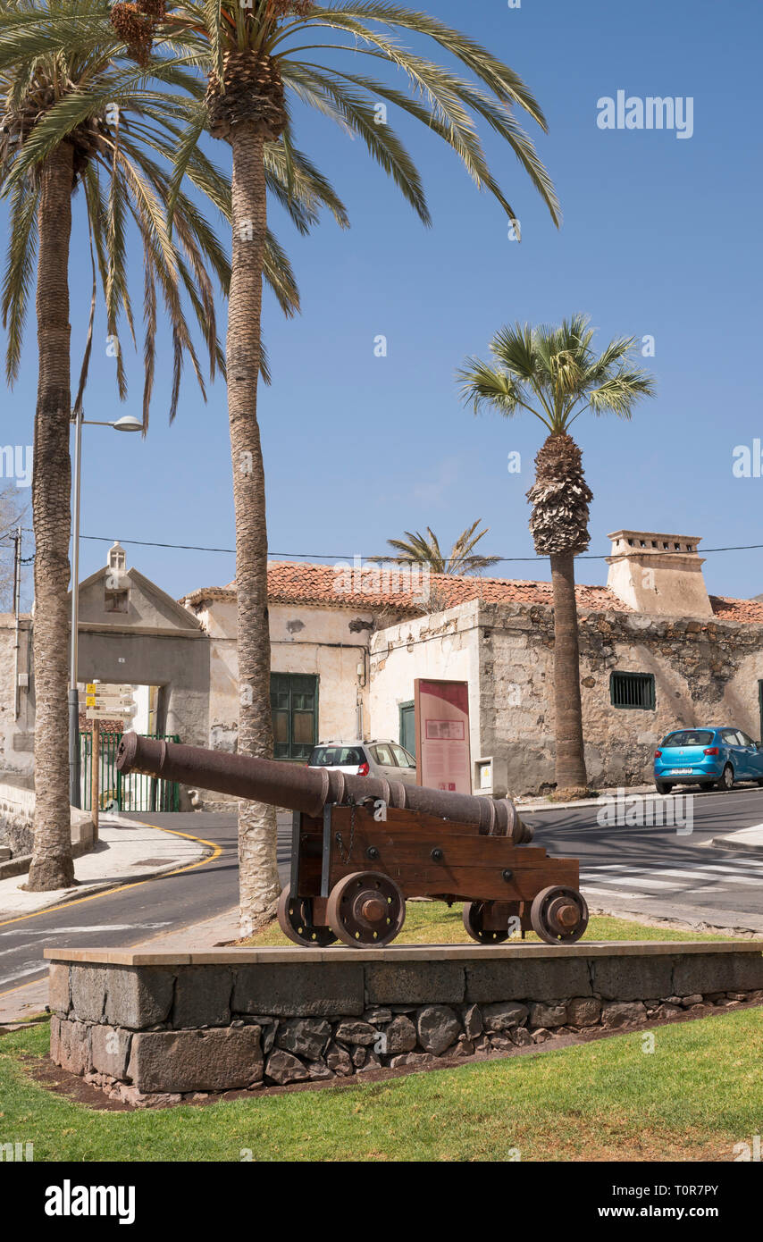 Old cannon en dehors de Casa Fuerte, une raffinerie de sucre fortifié, à Adeje, Tenerife, Canaries. Banque D'Images