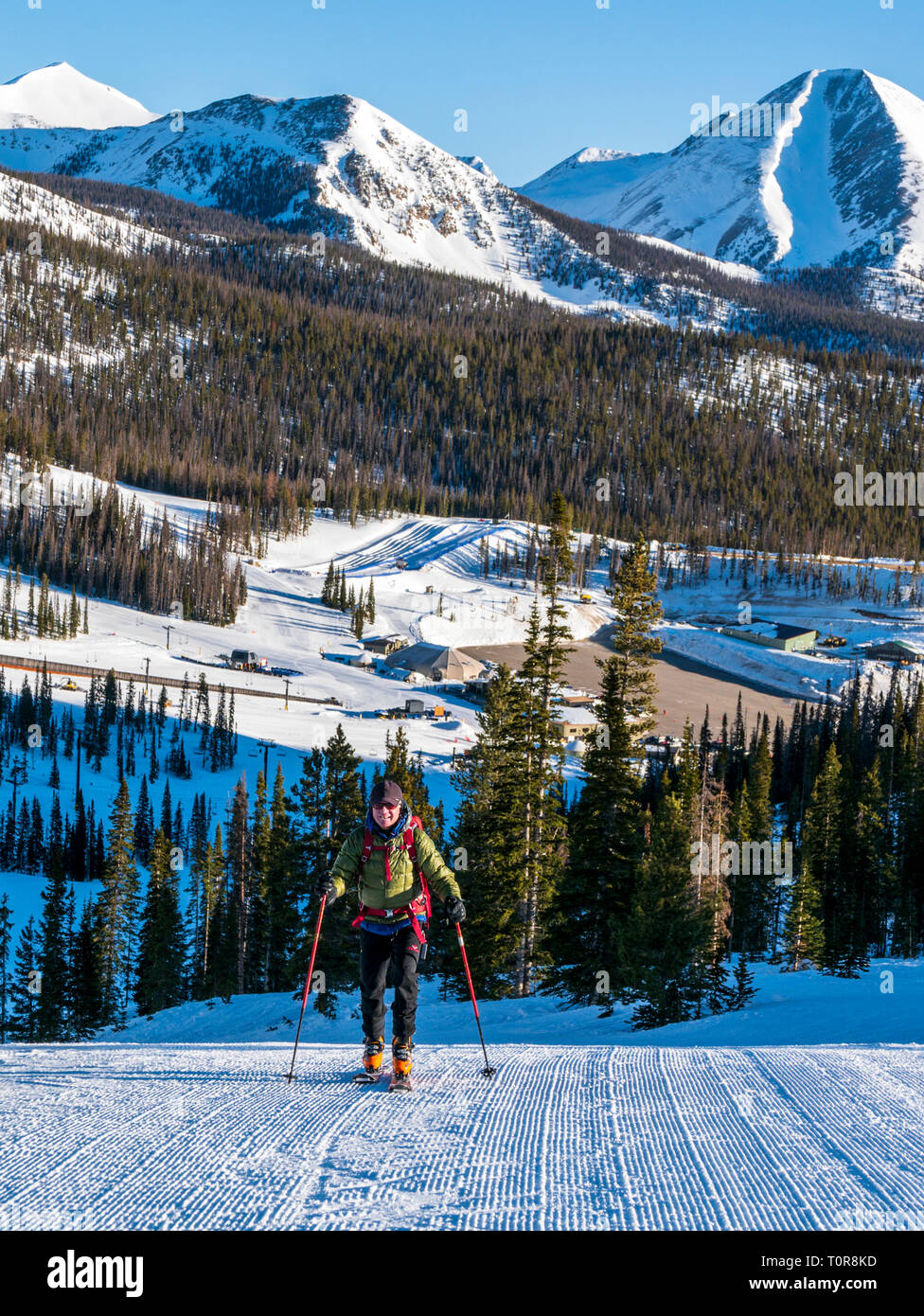 Skieur de randonnée alpine au Monarch Mountain Ski & Snowboard Resort le dépouillement jusqu'à la montagne ; partage des eaux du Colorado, USA Banque D'Images