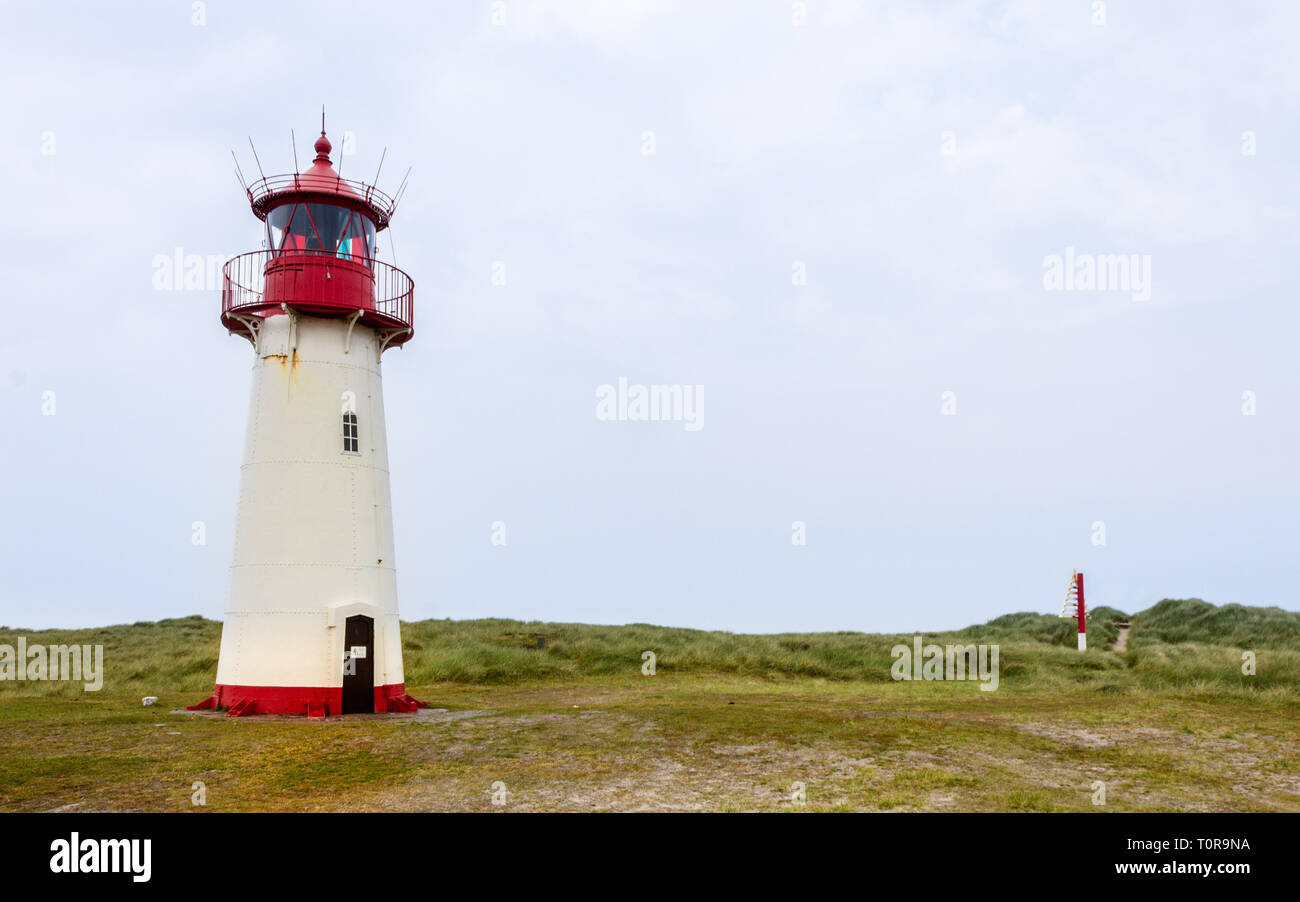 List-West phare à l'intérieur d'un paysage de dunes avec de l'herbe et le sable. Vue panoramique sur une journée claire. Situé dans la liste auf Sylt, Schleswig-Holstein, Allemagne Banque D'Images