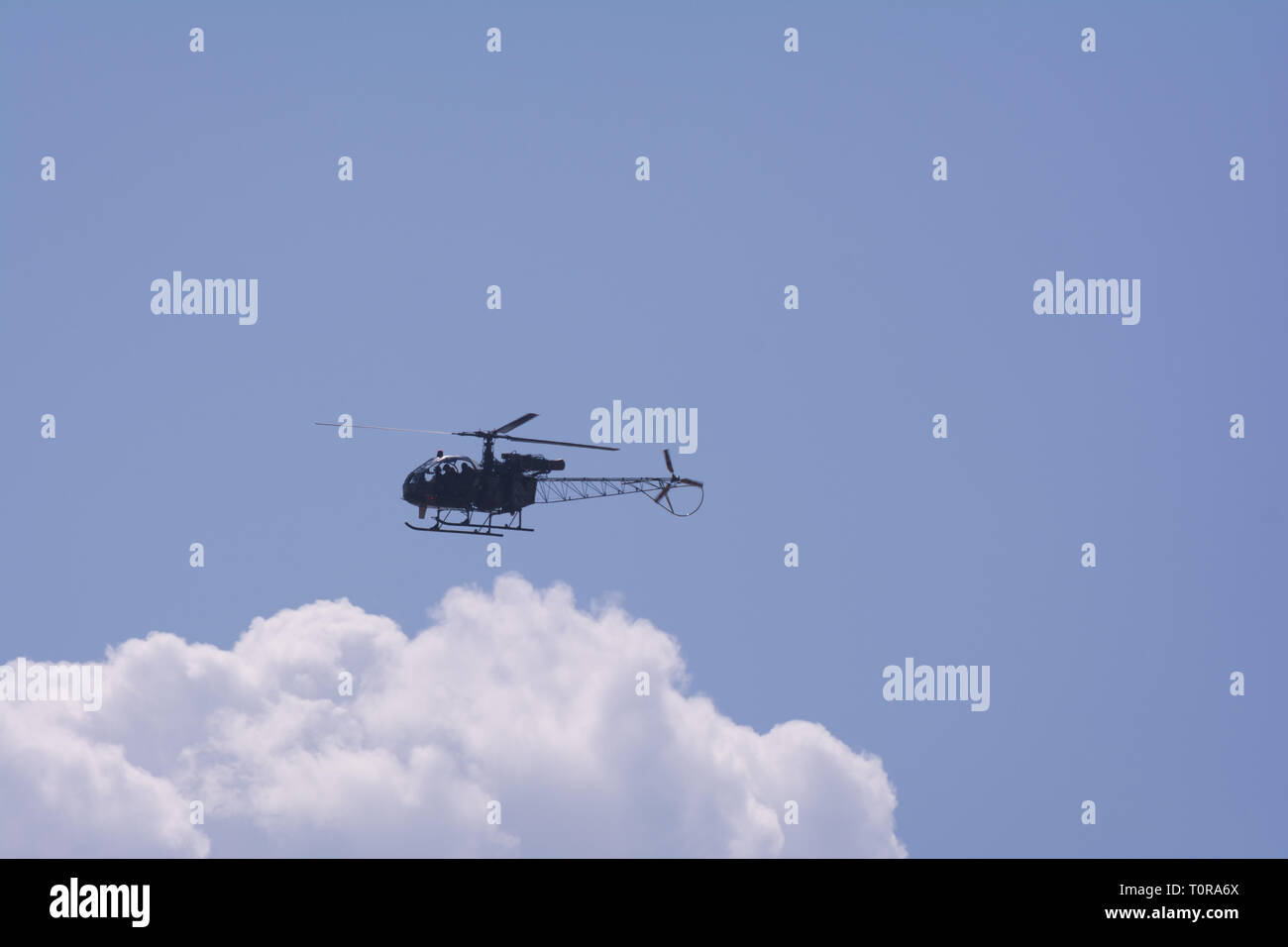 Un petit hélicoptère volant dans le ciel Banque D'Images