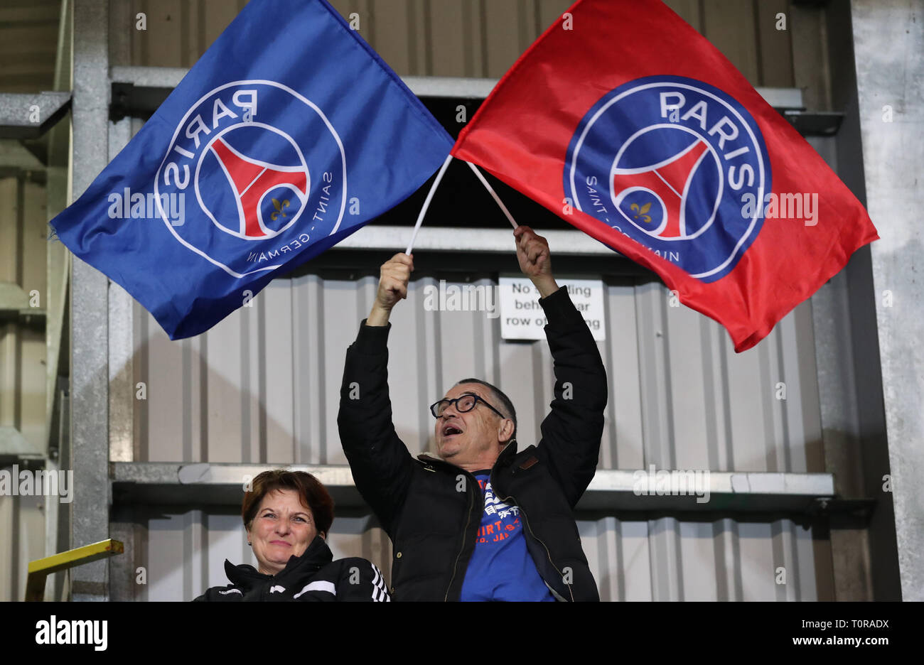 Paris Saint-Germain Femmes fans au cours de l'UEFA Women's Champions League premier match de quart de finale de la jambe à la Cherry Red Records Stadium, Londres. Banque D'Images