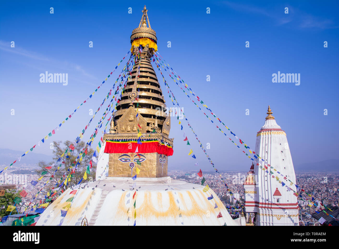Temple de Swayambhunath ou Monkey est un ancien de l'architecture religieuse au sommet d'une colline dans la Vallée de Kathmandu avec un ciel bleu clair de Swayambhu, à l'ouest de Banque D'Images