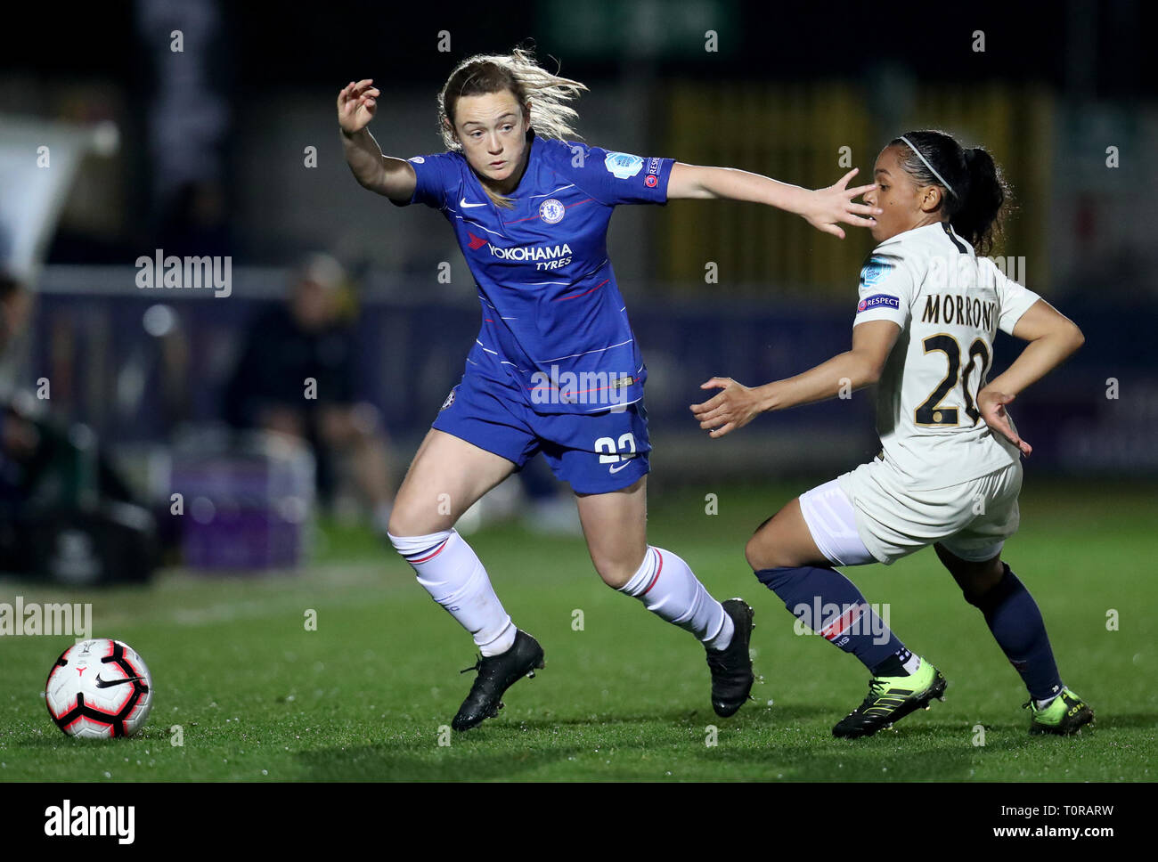 Chelsea Women's Erin Cuthbert en action avec Paris Saint-Germain féministe Perle Morroni (à droite) au cours de l'UEFA Women's Champions League premier match de quart de finale de la jambe à la Cherry Red Records Stadium, Londres. Banque D'Images