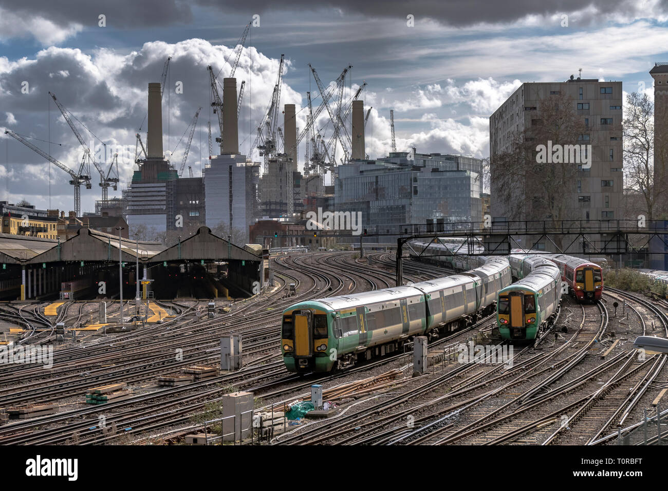 Train Southern Rail approchant Ebury Bridge lors de l'approche finale de la gare Victoria, avec Battersea Power Station à la distance de Londres, Royaume-Uni Banque D'Images