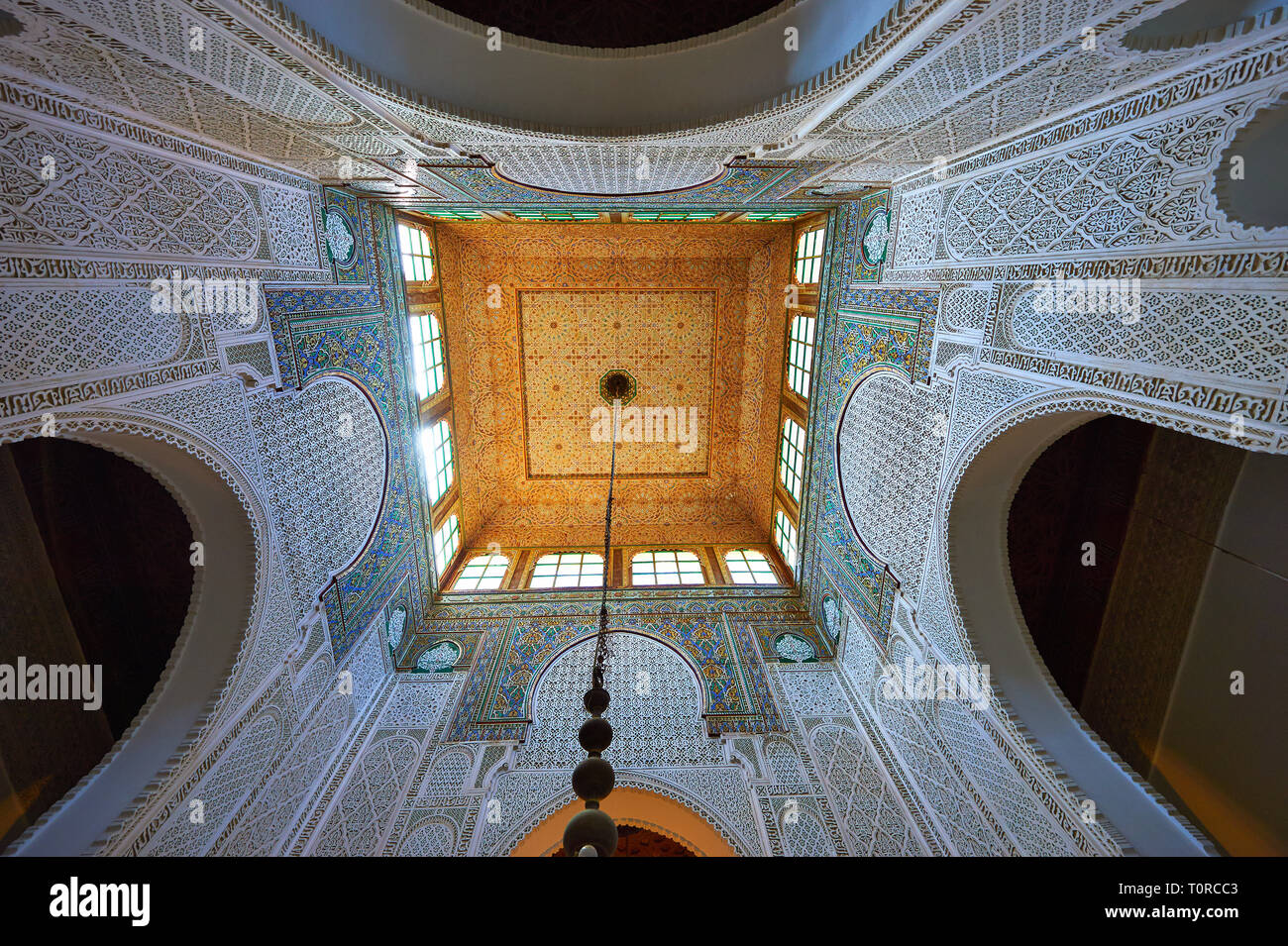 Cour intérieure avec fontaine intérieure en nid d'Mocarabe berbère et décorations en plâtre travail design berbère tuiles de l'Mauseleum de Moulay Ismaïl ibn Sharif Banque D'Images