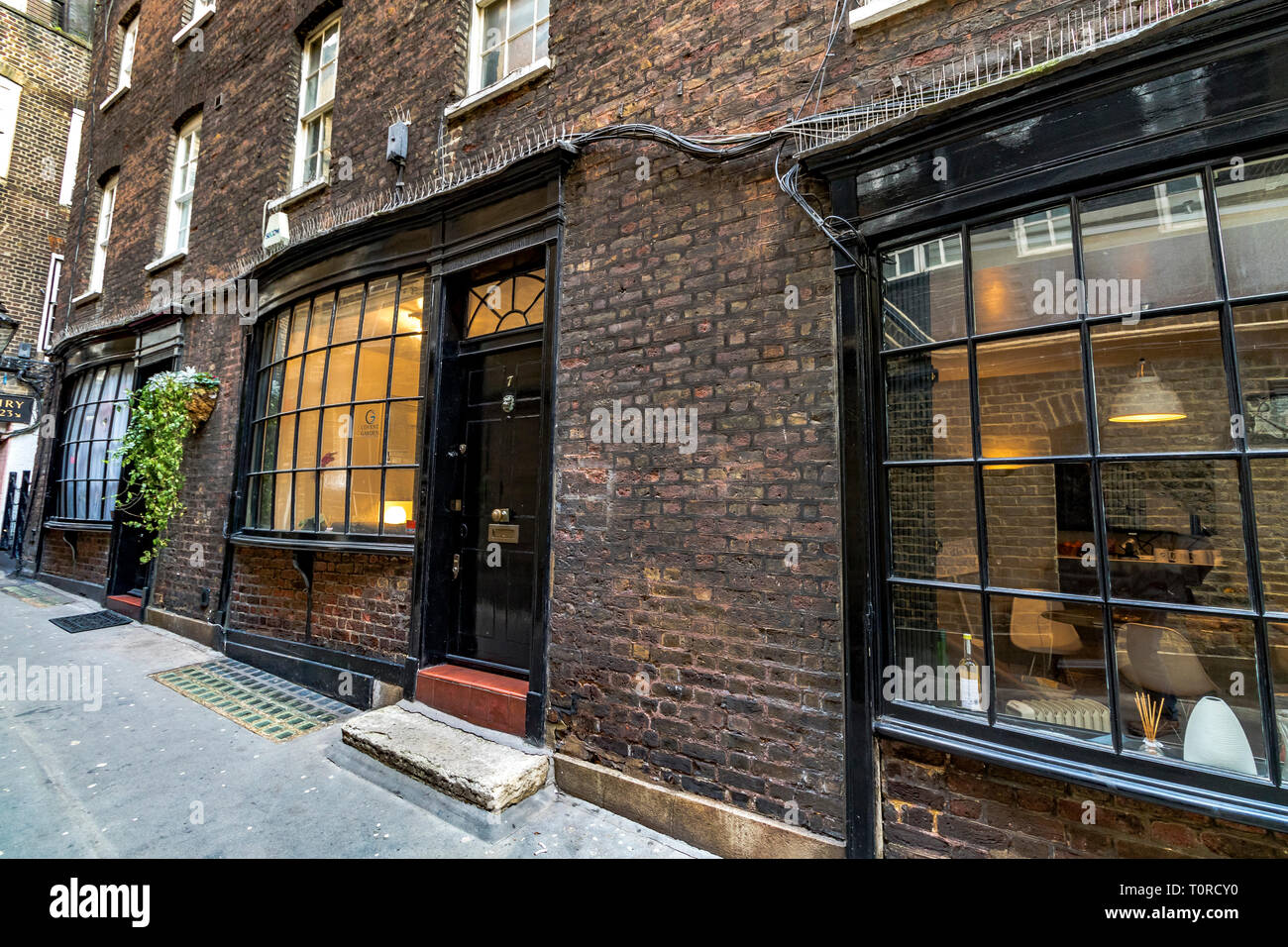 Bow fronted maisons dans Goodwin's court, une ruelle étroite qui relie St. Martin's Lane et Bedfordbury dans le West End de Londres, Londres, Royaume-Uni Banque D'Images