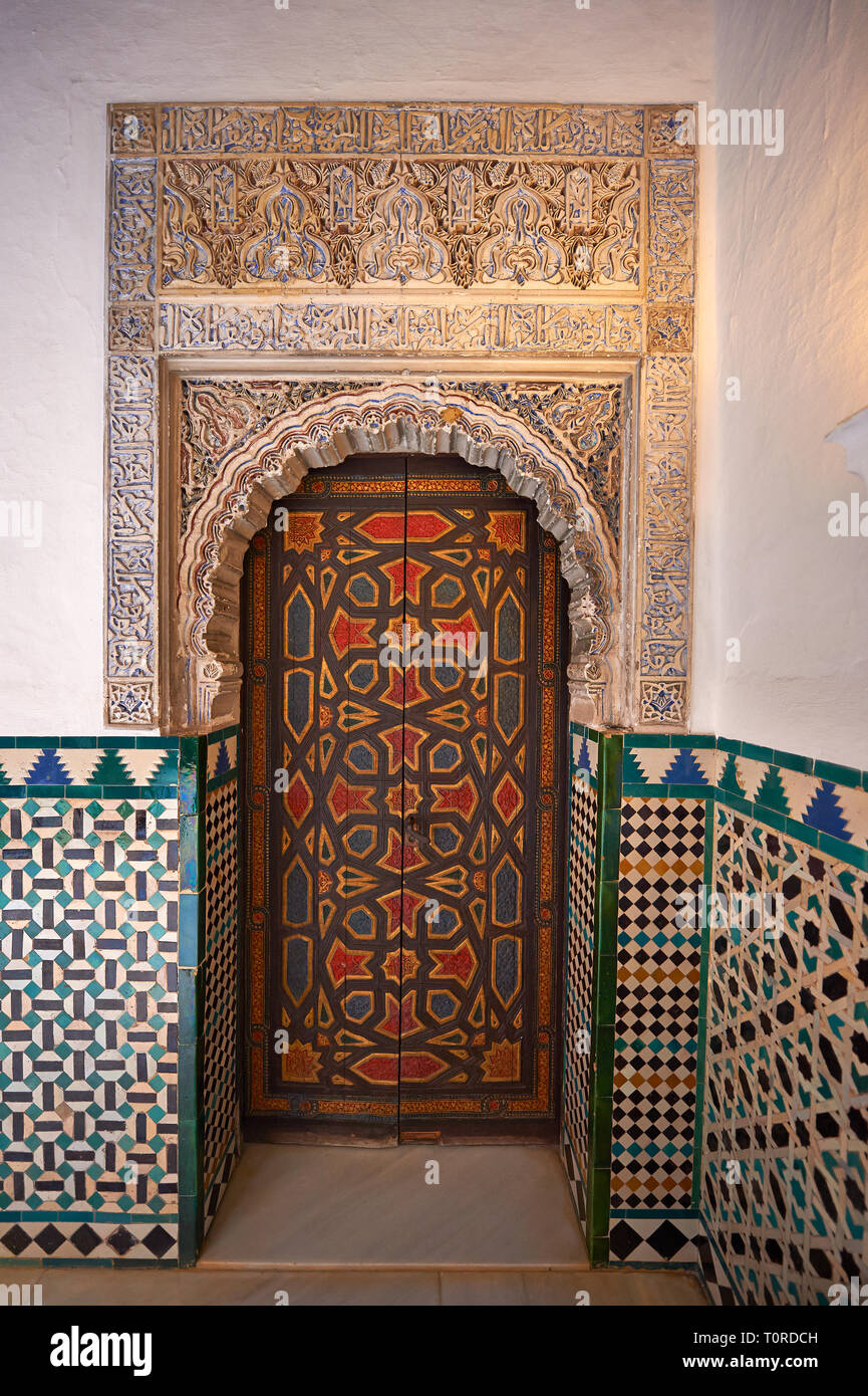 Arabesque Mudjar Zillige de carreaux de plâtre et de la 12e siècle ) Alcazar de Séville, Séville, Espagne Banque D'Images