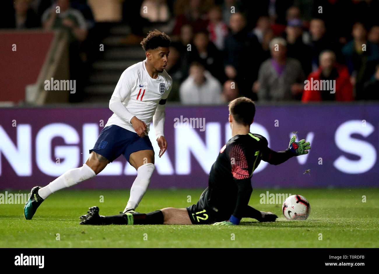 L'Angleterre Reiss Nelson (à gauche) passe par la Pologne au cours de l'attaquant Kamil Grabara match amical à Ashton Gate, Bristol. Banque D'Images