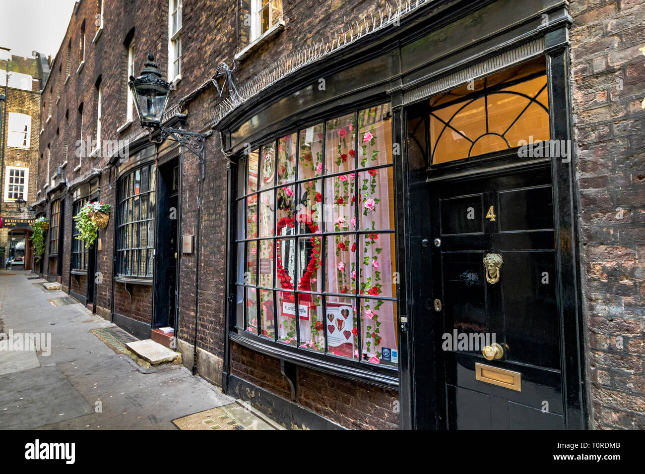 Bow fronted maisons dans Goodwin's court, une ruelle étroite qui relie St. Martin's Lane et Bedfordbury dans le West End de Londres, Londres, Royaume-Uni Banque D'Images