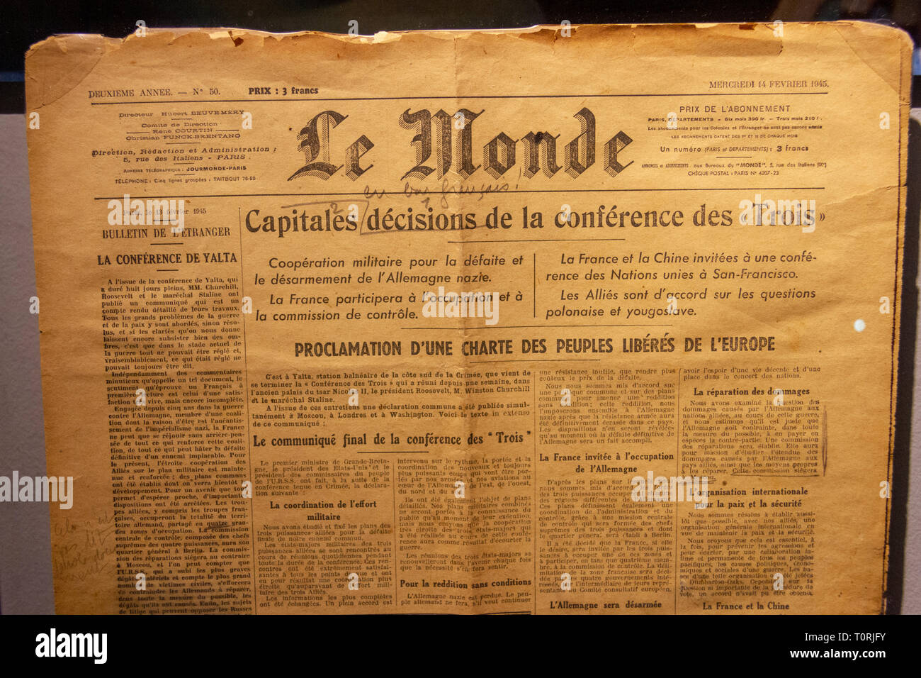 Le journal Le Monde du 14 février 1945, à la suite de la Conférence de Yalta, à l'affiche dans le Mémorial de Caen (Mémorial de Caen), Normandie, France. Banque D'Images