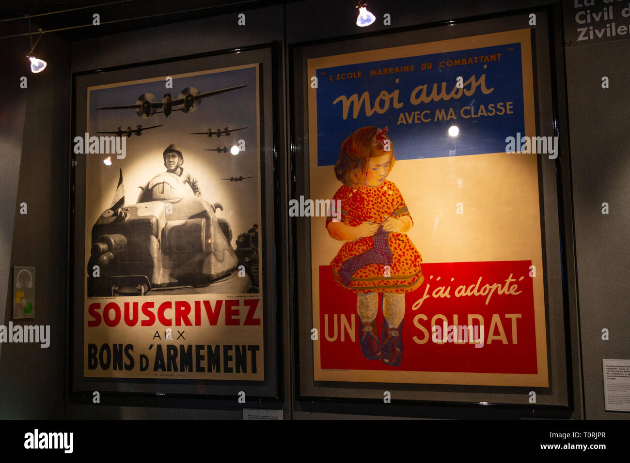 La Seconde Guerre mondiale, deux affiches française essaie de recueillir des fonds (des obligations de guerre) sur l'affichage au Mémorial de Caen (Mémorial de Caen), Normandie, France. Banque D'Images