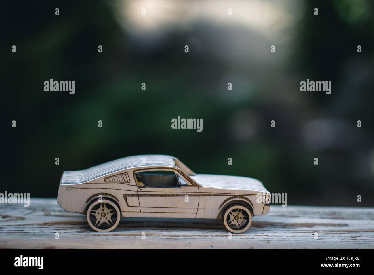 Une Ford Mustang à un véhicule ancien Banque D'Images